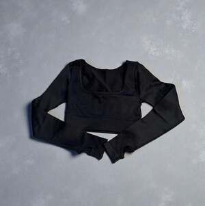 OQQ Women's Black Pullover Ribbed Knit Long Sleeve Square Neck Crop Top